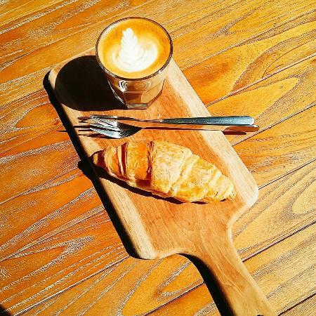 De Facto Coffee & Eatery